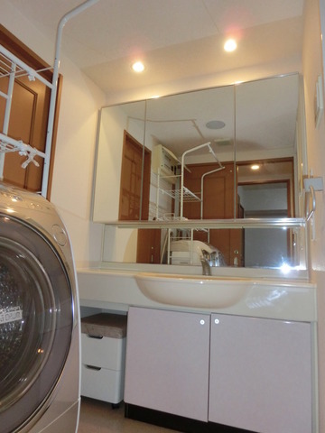 Washroom. Wash basin