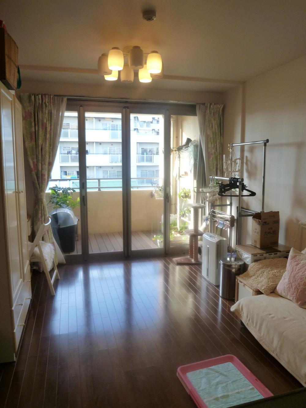 Living. A living-dining of muted colors