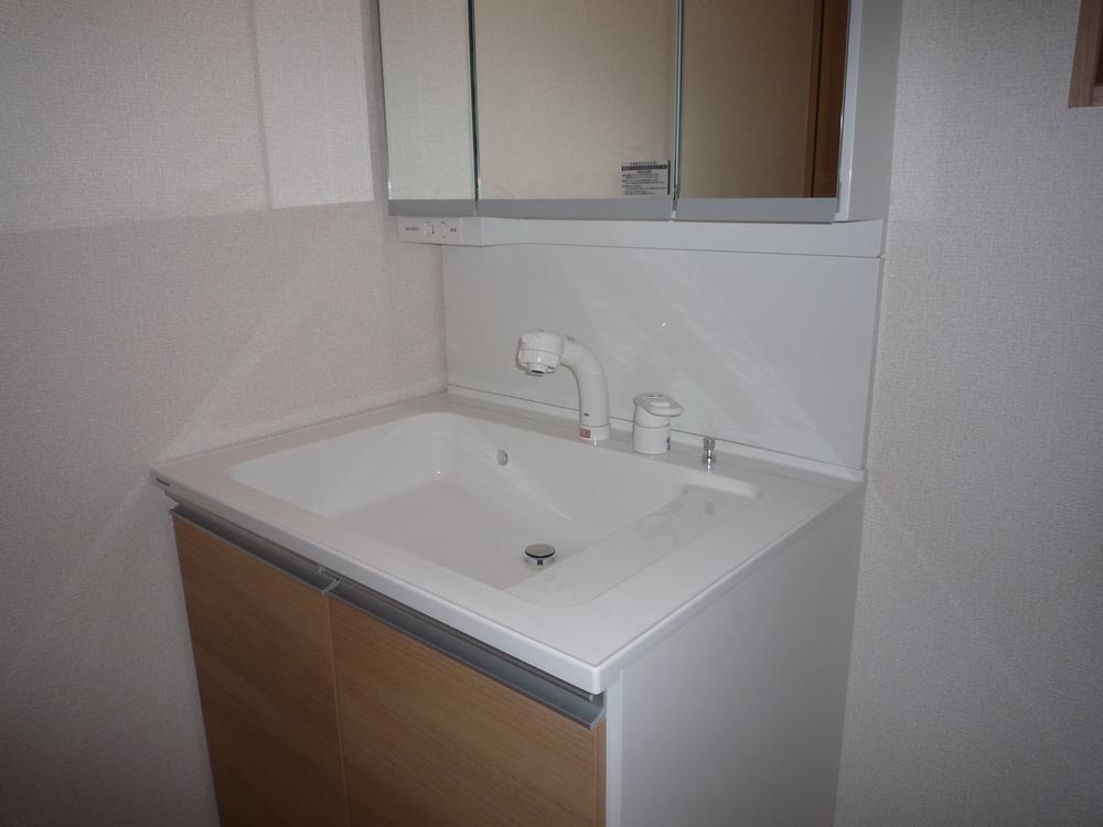 Wash basin, toilet. Example of construction