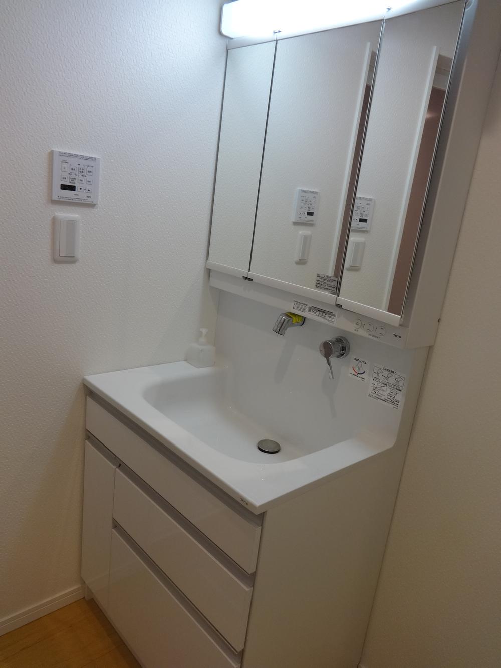 Wash basin, toilet. Indoor (11 May 2013) Shooting