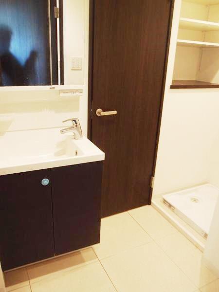 Wash basin, toilet. Good per sun