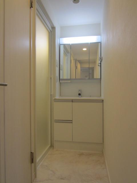 Wash basin, toilet. bathroom