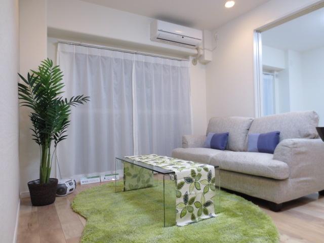 Living. Western-style 6 tatami and the partition of living