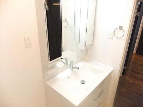 Wash basin, toilet. Local (September 2015) Shooting