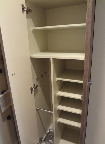 Receipt. Shoe box.  ・ .  ・