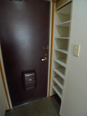 Entrance. ◆ Entrance ◆ Yes shoe box