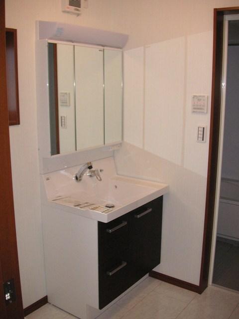 Wash basin, toilet. Indoor (11 May 2013) Shooting