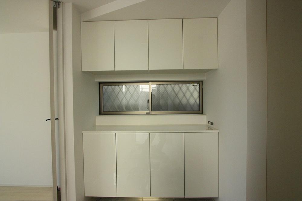 Entrance. Storage is abundant.