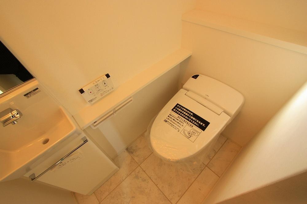 Toilet. It is with hand washing.