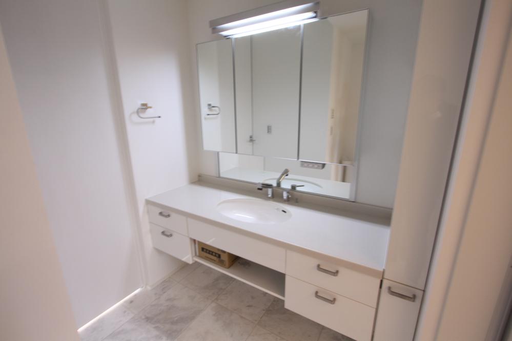 Wash basin, toilet. Housing wealth, It is a wash basin with a breadth.