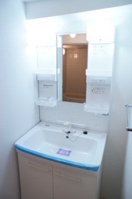 Washroom. Easy-to-use independent wash basin with a single lever ☆