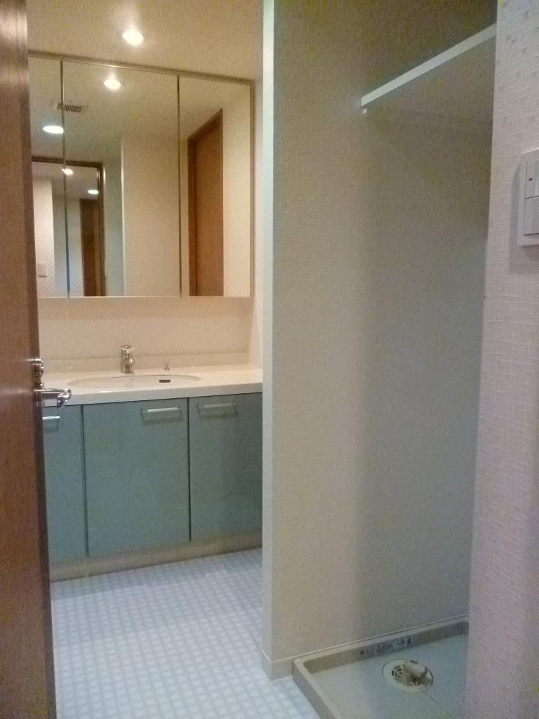 Wash basin, toilet. Indoor (12 May 2013) Shooting