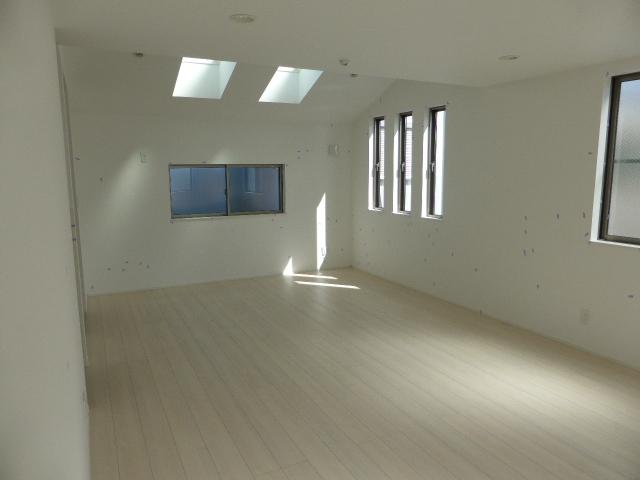 Living. Indoor (10 May 2013) Shooting living It is bright with a skylight. 