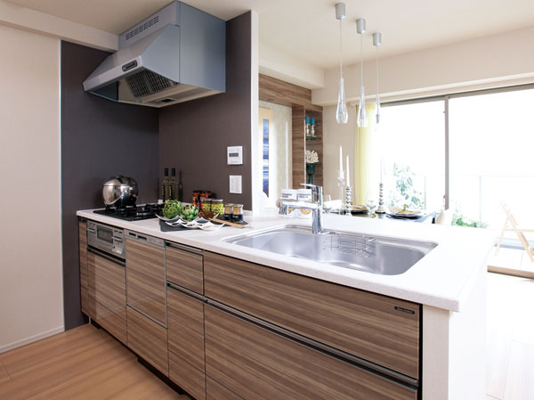 Kitchen.  [kitchen] Enjoy conversation with family while cooking, Open counter kitchen. Equipped with advanced equipment, Has also been secured variety of storage space.