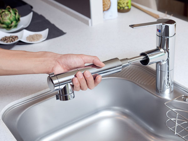 Kitchen.  [Water purifier integrated shower faucet] Water purification ・ Raw water ・ Adopt a design highly water purifier single lever mixing faucet with integrated shower the switching of the shower can be easily in the operation of the front section. I pulled out the nozzle of the water faucet, Handy to wash up every nook and corner of the sink.