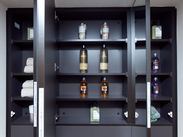 Bathing-wash room.  [Large three-sided mirror] Set up a convenient large three-sided mirror in the housing, such as cosmetics and accessories. You can keep a beautiful wash basin around.