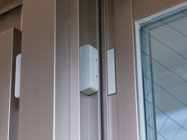 Security.  [Security magnet sensor] Dwelling unit of window, In and entrance door, Set up a crime prevention magnet sensor to inform the suspicious person of intrusion. If it goes wrong, Audible alarm sounds, Lamp blinks. It tells you quickly abnormal. Even at the time of night and long-term absence, On behalf of the residents to protect the safety of the residence. (FIX window, Imposition lattice windows except)