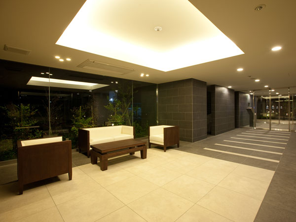 Shared facilities.  [Alive is beautiful Good, Space to welcome to the private residence] Entrance Hall, which was the "glass," "light," "green" and high-quality design element, Produce a peaceful atmosphere in a sophisticated. Entrance from town, And, Its flow line leading to the private residence from the entrance hall, It alive is beautiful Good. (Entrance hall  ※ May 2013 shooting)
