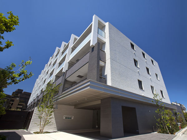 Buildings and facilities. The property is, Born in all 57 House in a quiet residential area. Close to the Tama River green on station 4 minutes walk and the railway station near, It has a convenience and natural richness. (appearance  ※ May 2013 shooting)