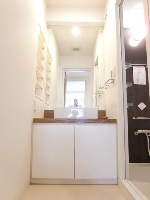 Wash basin, toilet. Washroom