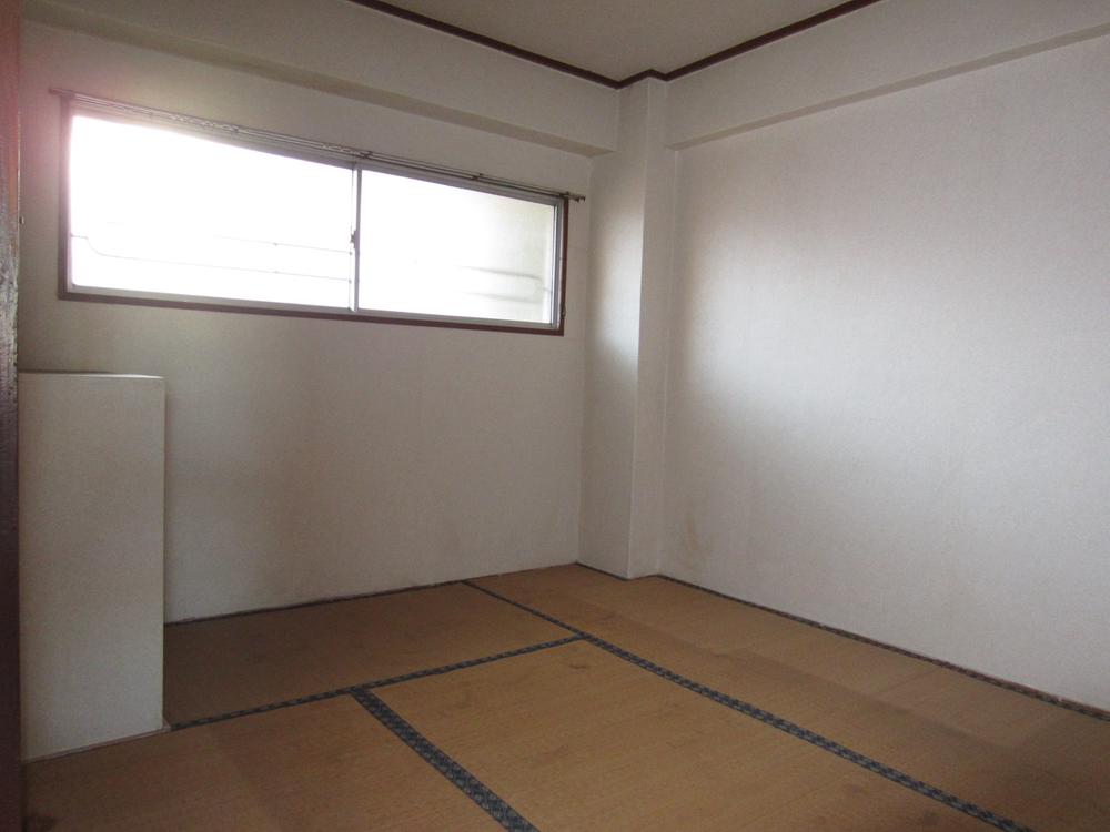 Non-living room. Indoor (10 May 2013) Shooting Is a room shared corridor side.