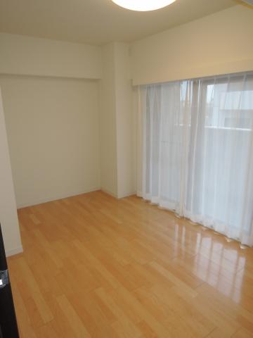 Non-living room. 6 Pledge Western-style room that faces the balcony