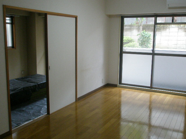 Living and room. Separate reference photograph