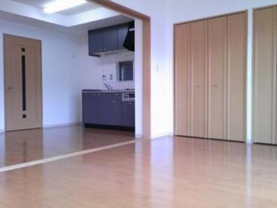 Living and room. Spacious 9.8 tatami rooms