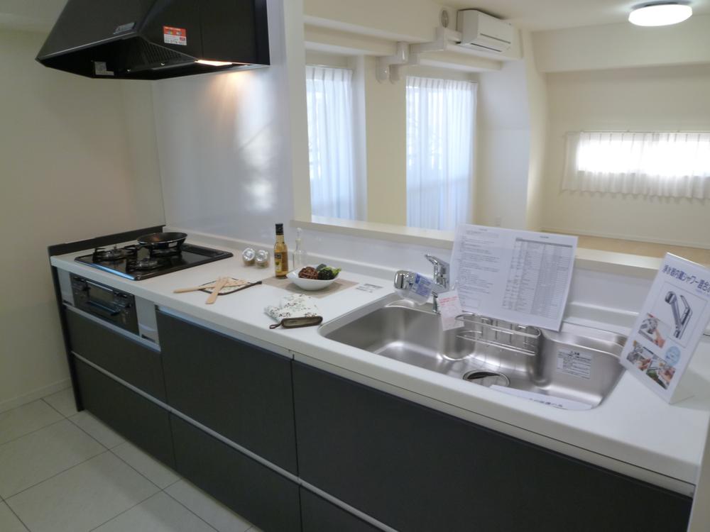 Kitchen. Spacious kitchen system!