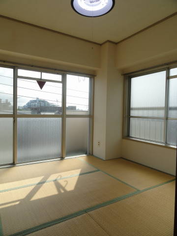 Living and room. Corner room ・ Good per yang two-plane daylight