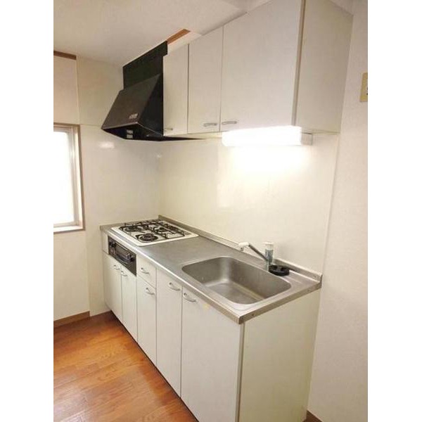 Kitchen. 3-neck gas stove