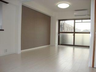 Living. ~ New interior renovation completed ~  ◆ Southwest angle dwelling unit ◆ With floor heating ◆