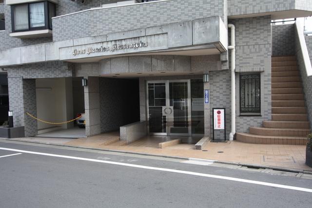 Entrance. Auto-lock of entrance