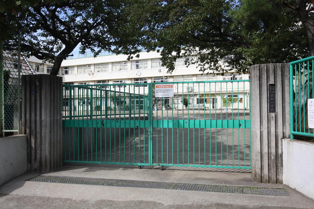 Primary school. Until the municipal Akamatsu Elementary School 440m