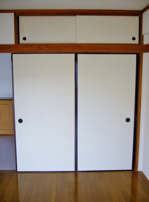 Receipt. Some of the upper closet large storage. Storage 2 places