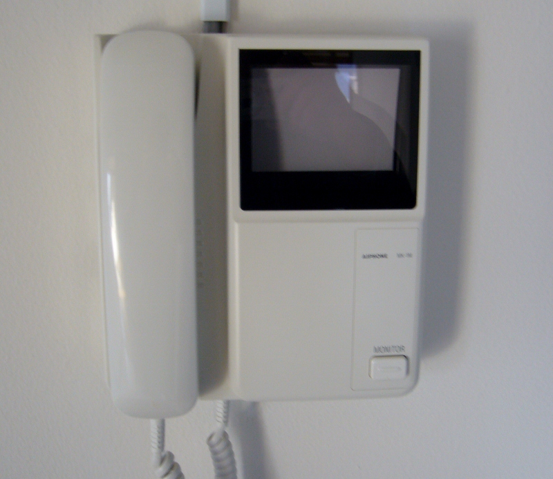 Entrance. TV monitor with intercom