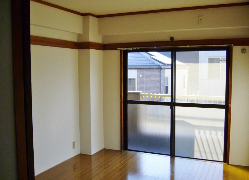 Living and room. Sunny south-facing corner room