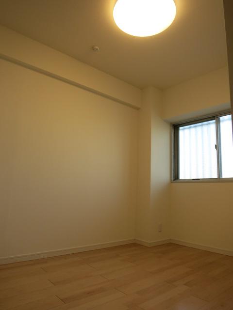 Non-living room. 4.7 Pledge Western-style is extra furniture because there is a large closet with storage capacity does not need.