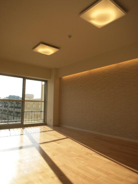 Living. Lavish use of eco-carat with excellent moisture absorption in the living right side wall. Dew condensation, Sick, Mold, Also effect have to tick.