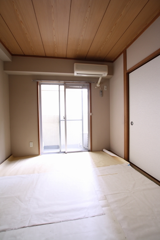 Living and room. Japanese-style room Because of tatami of the day baked prevention, It has a curing.