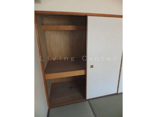 Receipt. Interior photo is a thing of another room. For your information.