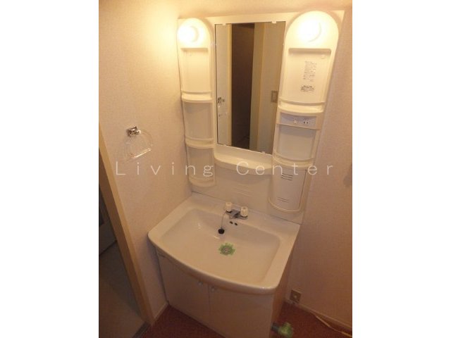 Washroom. Interior photo is a thing of another room. For your information.