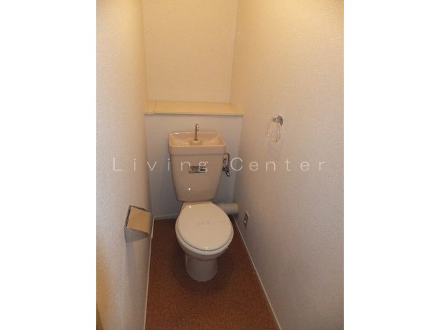 Toilet. Interior photo is a thing of another room. For your information.