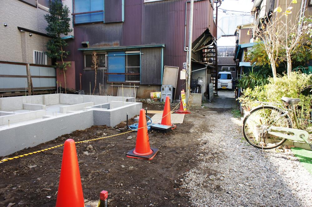 Local photos, including front road. Local (11 May 2013) Shooting