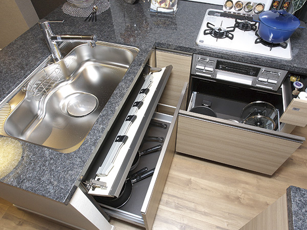 Kitchen.  [Kitchen storage] To the sink bottom, Even vigorously closed, Decelerated just before, Adopt a quiet close slide housing with a bull motion function. Also it has been considered so that easy to take out the heavy stuff.