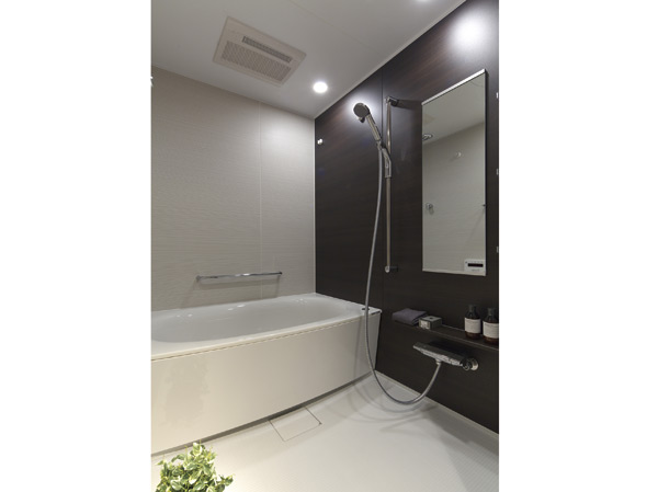 Bathing-wash room.  [Bathroom] Organic glass system artificial marble tub with enhanced artificial marble texture and functionality to be used in the bathtub material, About 1 surface irregularities so far / Reduced to 3, We smooth finish. Each time you touch the skin, You can feel comfortably, Further up the pleasant bathing feeling. Because to clean just as well wipe quickly dirty, It is also happy to daily care.  ※ In the apartment gallery, Of bathroom facilities can be confirmed. (The room is different from the one of this sale)