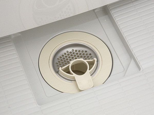 Bathing-wash room.  [Swish swish and clean the drain outlet] Easily gathered hair, Drain outlet of discarded easy new shape. Fluorine-based special coating on the surface prevents the dirt, You can also easily cleaned.