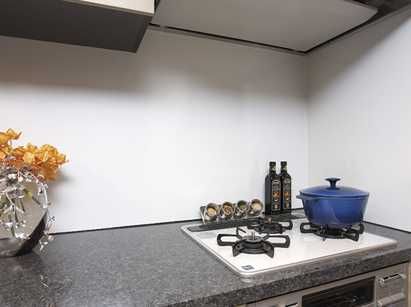 Kitchen.  [Enamel kitchen panel ・ Natural stone counter] "Enamel kitchen panel" is a noncombustible, discoloration ・ Even less peace of mind concern of deterioration. Just wipe a quick at will to clean, Easy to clean. You can also use the magnet, Small organize also possible. Counter top plate decorated with natural stone, It enhances the feeling of luxury and functionality.