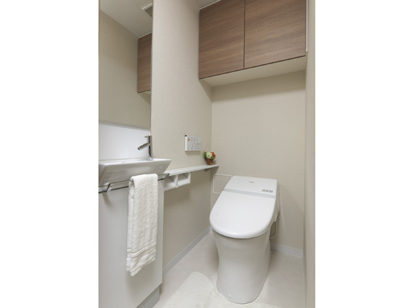 Bathing-wash room.  [toilet] Water-saving ・ Equipped with a toilet with hot water cleaning function which was also consideration to a power-saving. Auto flights lid opening and closing function and heating toilet seat stool cover to detect the person to automatically open and close, Comfortable performance enhancement, such as automatic deodorizing.  ※ In the apartment gallery, Toilet facilities can be confirmed. (The room is different from the one of this sale)