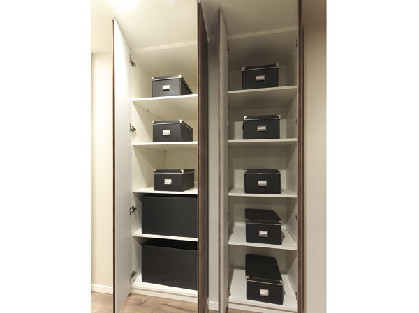 Receipt.  [Things input] living ・ The compartment installed in the dining and hallway, It has extended storage capacity.